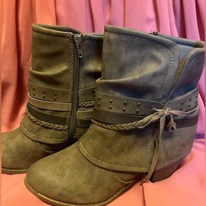 Maurice’s Size 8 Grey Booties